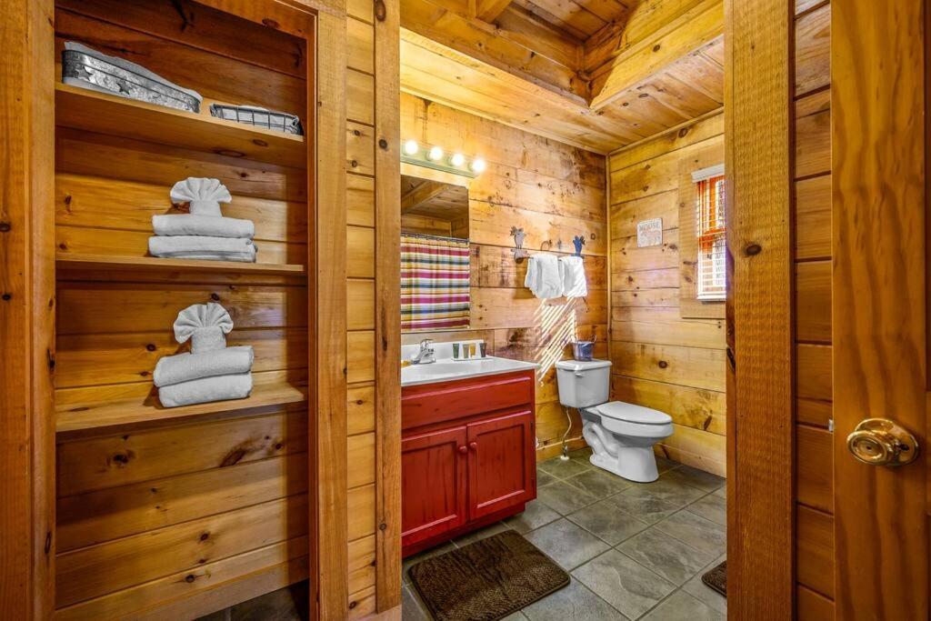 Charming Cabin W/ Hot Tub, Game Room, Top Location Pigeon Forge Εξωτερικό φωτογραφία