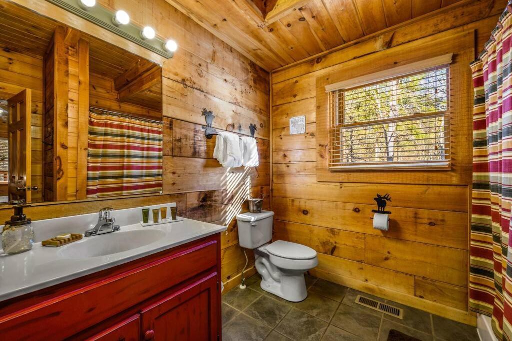 Charming Cabin W/ Hot Tub, Game Room, Top Location Pigeon Forge Εξωτερικό φωτογραφία