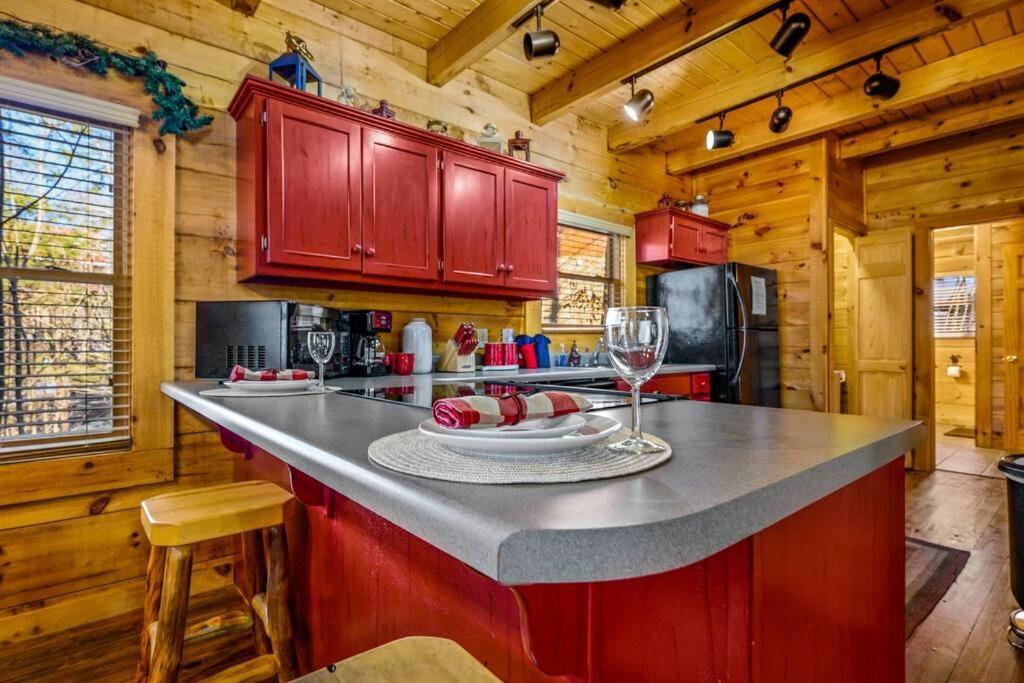 Charming Cabin W/ Hot Tub, Game Room, Top Location Pigeon Forge Εξωτερικό φωτογραφία